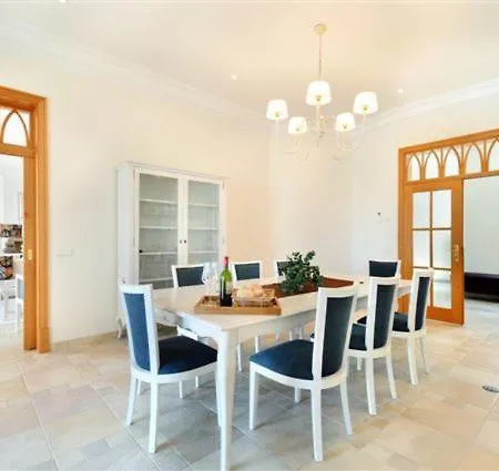 Sleeps 10 Pool Air Con T480063
